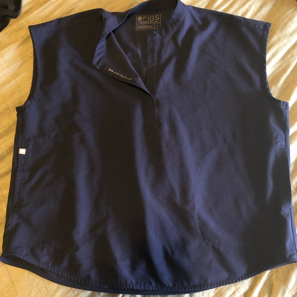 Figs scrub top
